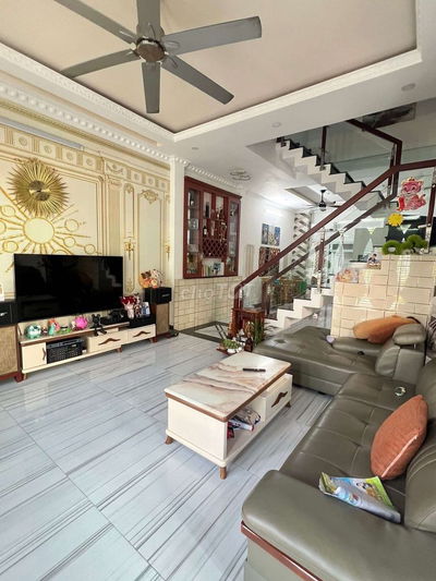 Nhà mới đẹp sẵn nội thất 4pn 4wc , ôtô đậu thoải mái . 1sec ngắn