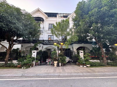 Bán căn biệt thự song lập DT 150m2 hoàn thiện đẹp. Chỉ vài bước chân là ra hồ . Giá 40 tỷ