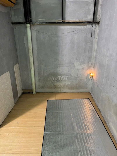 P lâu 1 ban công máy lạnh, nơ Trang Long giáp pham van đong nguyên xí