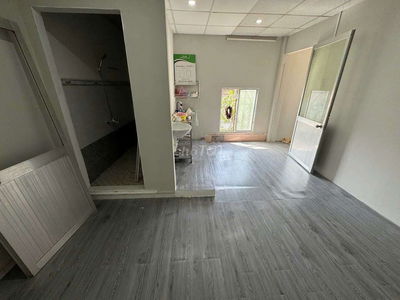 Nhà mới tinh dt 100m2. Có 6 pn, 6wc, cho làm CHDV, phòng trọ