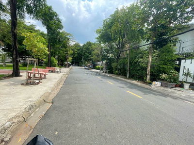 Biệt thự MT Đ. số 5 , khu Tên Lửa 8x20m, 3,5 tấm đối diện công viên