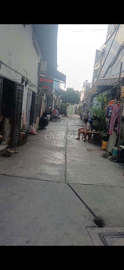 3 tỷ 800thương lượng, nhà 3 tầng, đường 5 mét thông, dt : 3,1 × 10