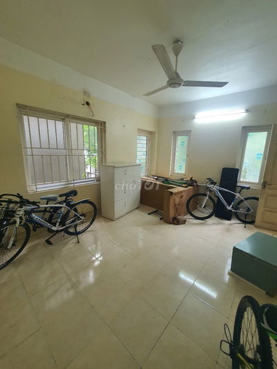 nhà mình còn 1 phòng tầng 2 Dtich 45m2 , riêng chủ