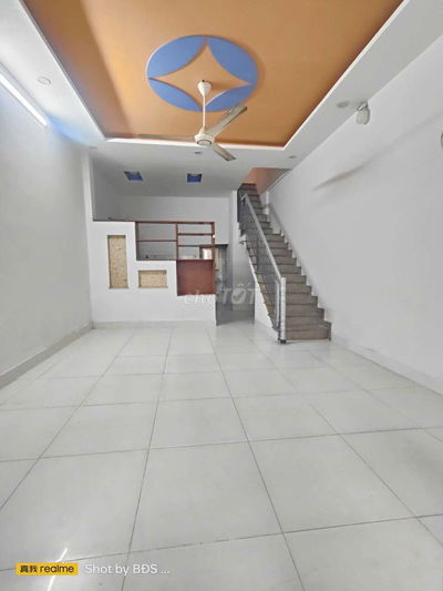 Cho thuê nhà rộng rãi có sân rộng