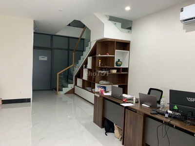 Nguyên sàn tầng 2, ngăn sẵn 2 phòng, wc riêng, có hầm để xe, thang máy