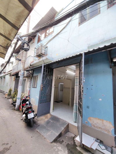 Nhà 4x5m, 1 lầu, 2pn, 1wc. Có máy lạnh, hẻm 4m