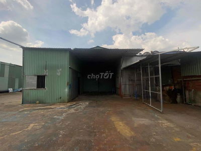 Cho thuê mặt bằng kinh doanh 300m2 mặt tiền Quốc lộ 1A