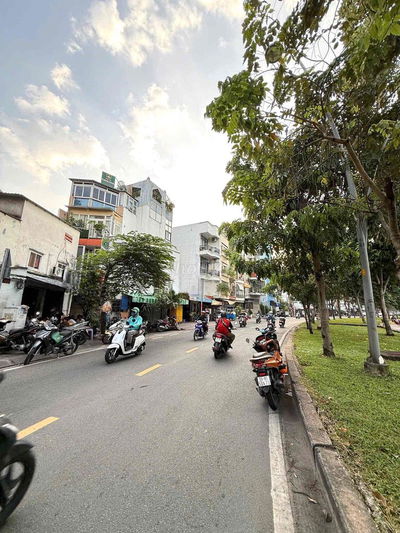 mặt tiền bờ kè Hoàng Sa giáp Q1