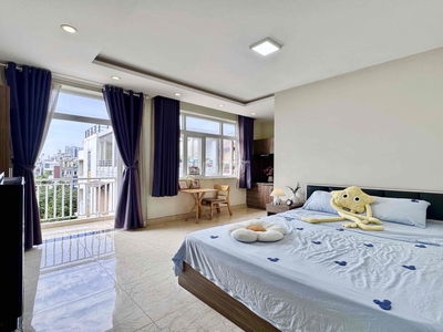 Căn hộ full nội thất ban công lớn ngã 4 Phú Nhuận