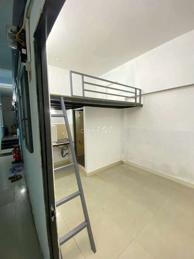 PHÒNG TRỌ GIÁ HSSV NGAY ĐH VĂN LANG, HỒNG BÀNG, UEF RỘNG HƠN 30M2