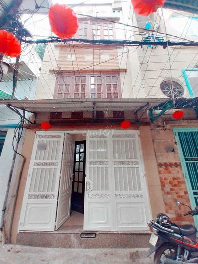 nhà SƠN SỬA MỚI-4PN-3WC- 3 máy lạnh- sát MT Bờ Kè