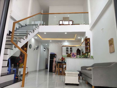 Nhà trệt lầu lửng phong cách hiện đại cách trường cấp 2 phú hòa 800m