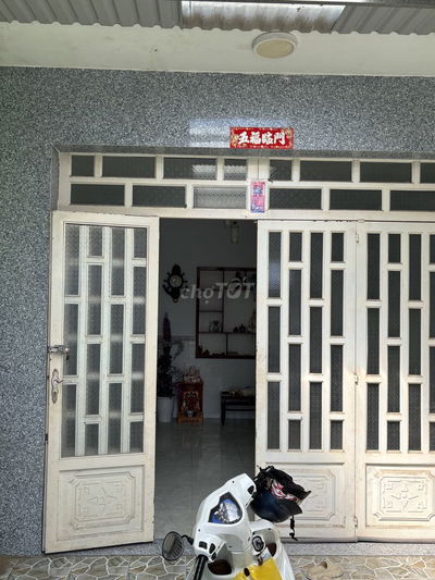 nhà đường xe hơi tận nhà, 1 trệt + 1lầu, phòng khách, bếp và 4 phòng n