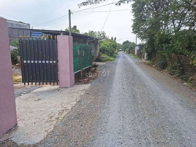 Đất vườn ,hiện trạng đã xây tường rào cổng như hình(dt434m)giá 1ty650