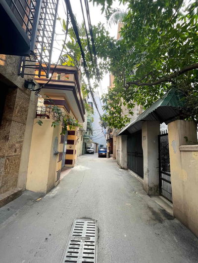 Ô tô đỗ cửa, khu dân trí cao, nhà dân xây kiên cố