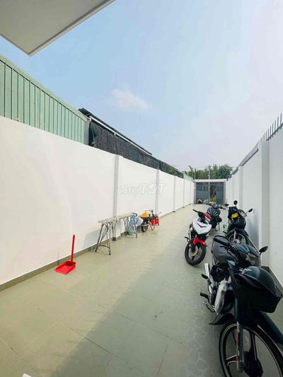 Nhà 1T1L 2PN sân rất rộng DT 4x30m sẵn nội thất tại đường số 1