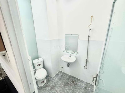 trống 1 phòng full nội thất cửa sổ thoáng mát