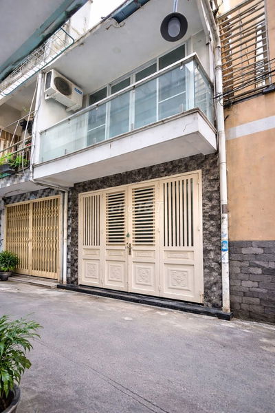 BÁN NHÀ HẺM XE HƠI 575 TRẦN HƯNG ĐẠO, DTSD  70M2, 3 tầng 2PN 2WC