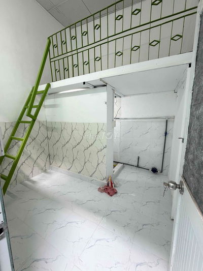 Phòng gác lững , bồn rửa ,cửa sổ trời, tolet riêng