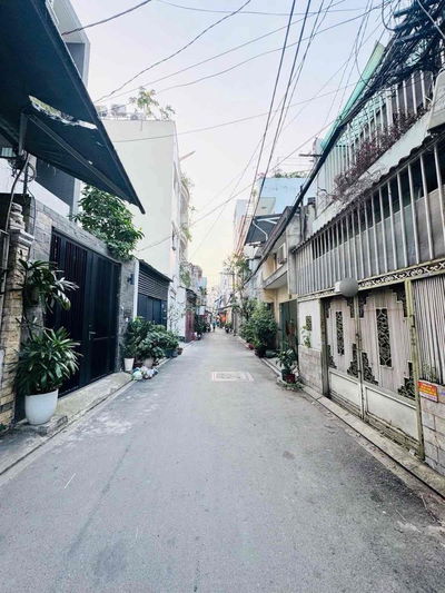 GIÁP Q10, 65M2(4.5x15), HẺM NHỰA XE TẢI THÔNG