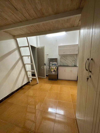 Phòng trọ có gác ngay phố ẩm thực Phan Xích Long