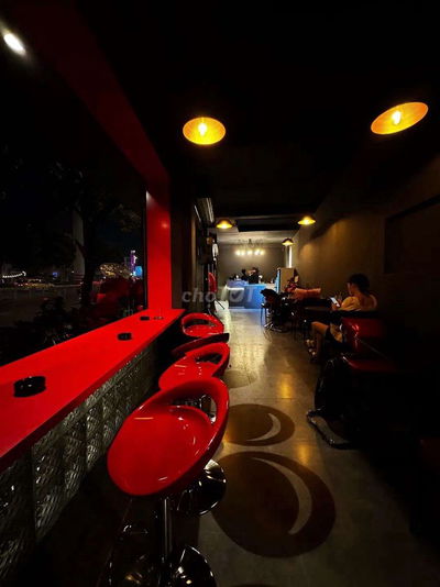 Cho thuê quán cà phê ba tầng bao gồm sân thượng, bếp và quầy bar.