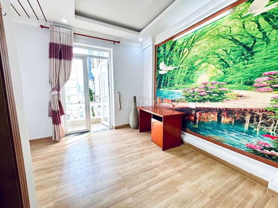 Phòng ban công giá rẻ ngay Chợ Hạnh Thông Tây