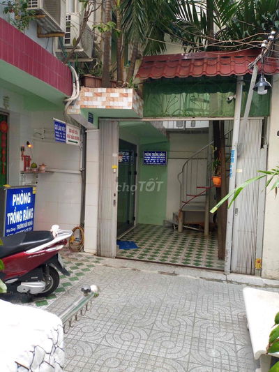 nhà thuê ở hẽm lầu 2, có sân để xe lối đi riêng tư