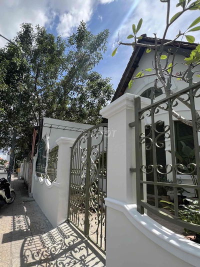 Villa phong cách Indocine, MT đường Trần Quốc Toản Q3, Chỉ và