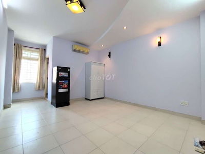 Phòng mới xây, cửa sổ view sông, wc riêng, khu D2, D1, UVK, free để xe
