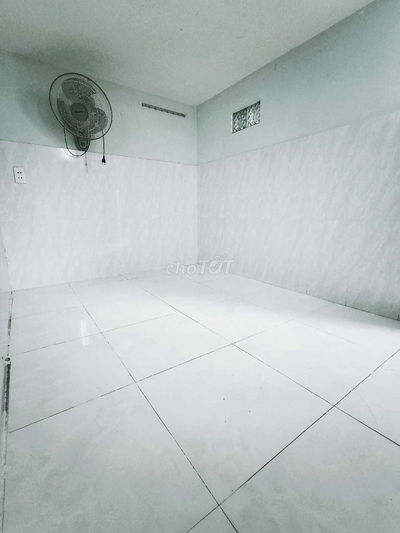 Phòng có gác lửng, thoáng mát, gần công viên Gia Định
