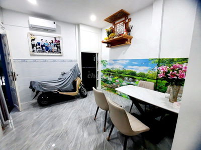 NHÀ ĐẸP Q4- SÁT MẶT TIỀN- 35m2- 2 LẦU- FULL NT- CHỈ 3 TỶ NHỈNH