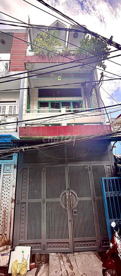 Cho thuê nhà nguyên căn 3 tầng, 3PN – Hẻm xe hơi – Giá 11 triệu/tháng