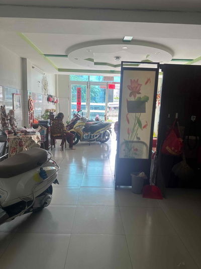 cần bán căn nhà mặt tiền đẹp đối diện bờ kè nhìn qua là quan 5