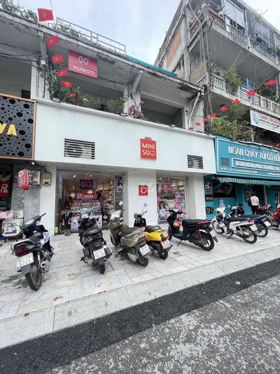 Cho thuê mặt bằng Trần Hưng Đạo, Q1 - 200m2, gần Metro, Bùi Viện