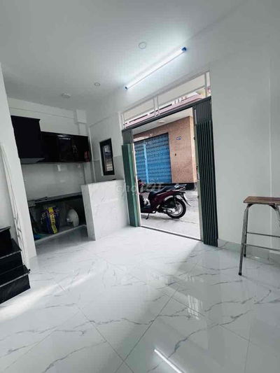 HẺM XE TẢI THÔNG 3/2 NHÀ MỚI NGANG 4M SÁT MẶT TIỀN 2PN, NHỈNH 2 TỶ