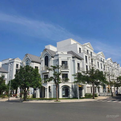 Giá chỉ 17 tỷ - Cần bán nhà phố hoàn thiện, Đã có sổ, vị trí trung tâm Vinhomes Grand Park Thủ Đức
