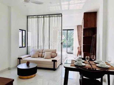 Cho Thuê Căn Hộ 1PN Ban Công Ngập Tràn Ánh Sáng ngay Ngã Tư Hàng Xanh