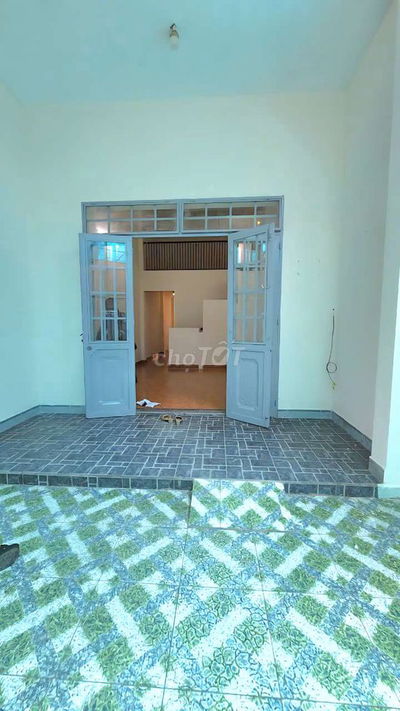 Nhà Kiệt tôn đản ngay sau mặt tiền