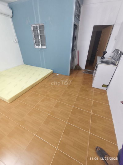 Phòng lâu 1 , cửa sổ máy lạnh, WC trong phòng, gần trân hưng đạo