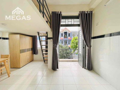 Duplex có bancol cửa sổ lớn ngay Tên Lửa