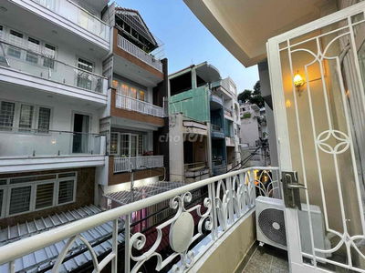 căn hộ ban công đủ nội thất