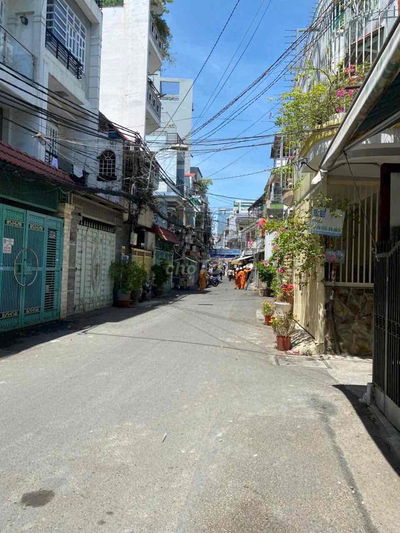 bán nhà 2 lầu. hẻm 137/ Âu dương lân. sổ Hồng riêng