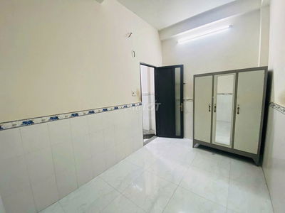 Cần cho thuê phòng máy lạnh, WC riêng, máy giặt, gần sân bay