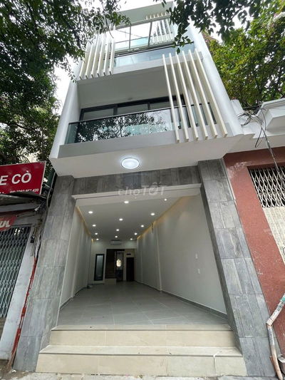CHO THUÊ NHÀ MT ĐƯỜNG LÊ THỊ RIÊNG Q1, DT: 4.5x15M, TRỆT 3 LẦU, 60TR