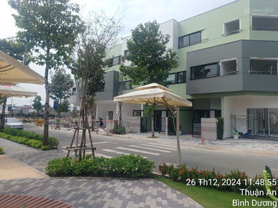 Bán căn góc 2 mặt tiền rộng 6m, nhà một trệt 2 lầu hoàn thiện mới chỉ cần xách vali vào ở