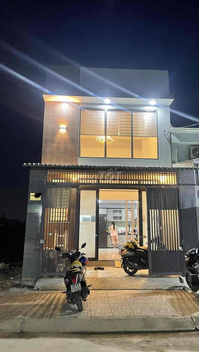 Nhà mới xây , diện tích 5x15, đầy đủ máy lạnh, nước nóng NLMT