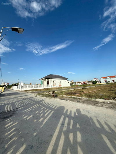 Cần bán mảnh đất tại biển Quất Lâm. DT 138m2, MT 8.8 mét (đã chia 2 bìa), giá bán 1tỷ260 triệu/lô