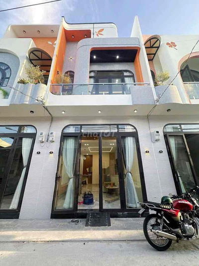 BÁN NHÀ LẦU MỚI KẾ BÊN SIÊU THỊ MEGA VÀ CHỢ HƯNG LỢI