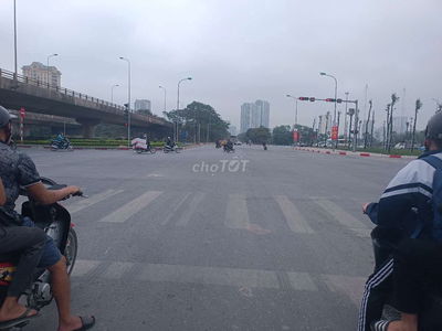 Đất Dương Nội, ôtô vào nhà, mặt tiền 5,1m. Đi 50m ra Phố. Đường thông.